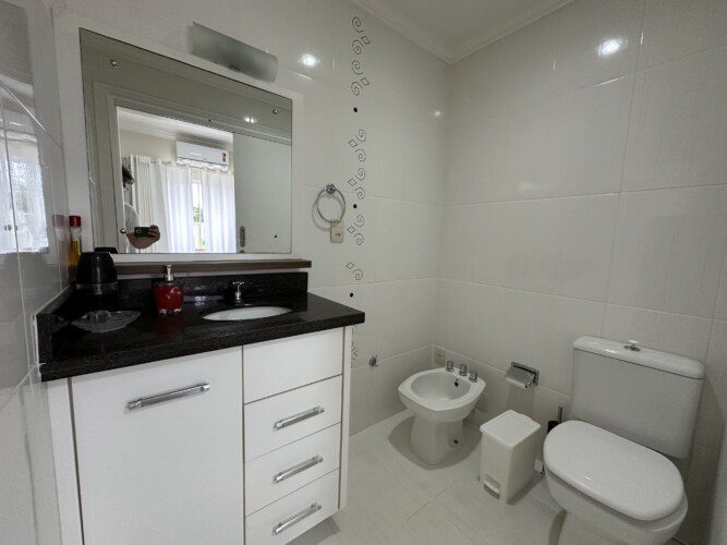 Casa com 4 Suites a Poucos Metros da Praia de Mariscal para Locacao de Temporada 11 scaled - Aluguéis de verão em Bombinhas SC