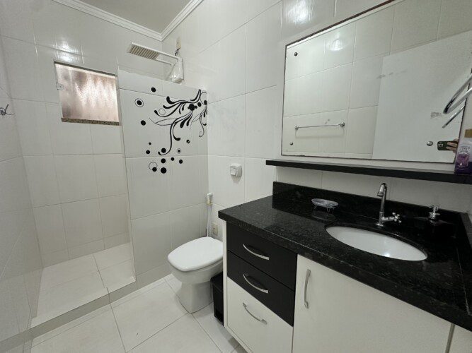 Casa com 4 Suites a Poucos Metros da Praia de Mariscal para Locacao de Temporada 24 scaled - Aluguéis de verão em Bombinhas SC