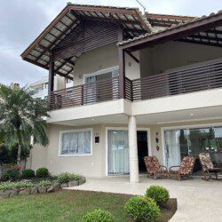 Casa com 4 Suites a Poucos Metros da Praia de Mariscal para Locacao de Temporada 25 scaled - Aluguéis de verão em Bombinhas SC