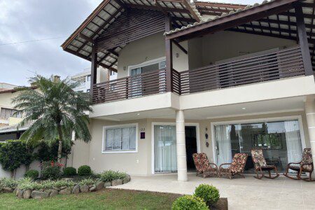 Casa com 4 Suites a Poucos Metros da Praia de Mariscal para Locacao de Temporada 25 scaled - Aluguéis de verão em Bombinhas SC