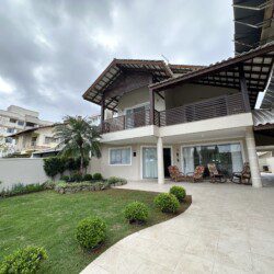 Casa com 4 Suites a Poucos Metros da Praia de Mariscal para Locacao de Temporada 26 scaled - Aluguéis de verão em Bombinhas SC