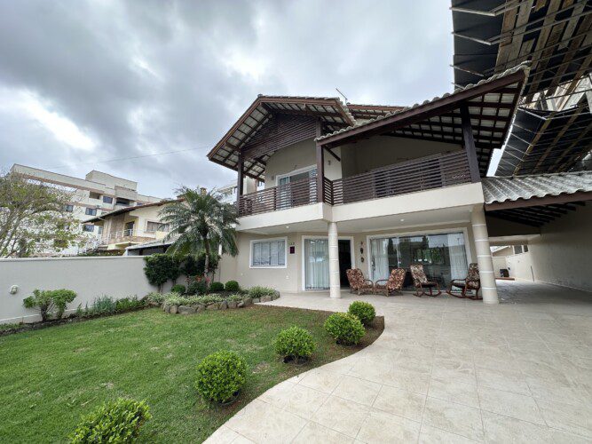 Casa com 4 Suites a Poucos Metros da Praia de Mariscal para Locacao de Temporada 26 scaled - Aluguéis de verão em Bombinhas SC