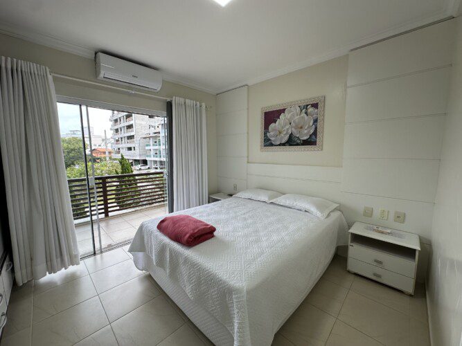 Casa com 4 Suites a Poucos Metros da Praia de Mariscal para Locacao de Temporada 3 scaled - Aluguéis de verão em Bombinhas SC