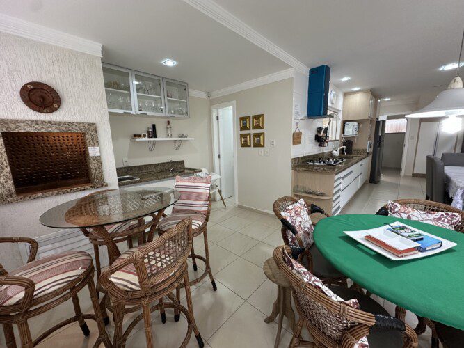 Casa com 4 Suites a Poucos Metros da Praia de Mariscal para Locacao de Temporada 4 scaled - Aluguéis de verão em Bombinhas SC