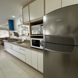 Casa com 4 Suites a Poucos Metros da Praia de Mariscal para Locacao de Temporada 8 scaled - Aluguéis de verão em Bombinhas SC