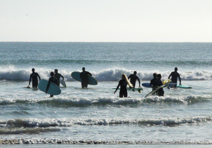 Aulas de surf em bombinhas 1 scaled - Aluguéis de verão em Bombinhas SC