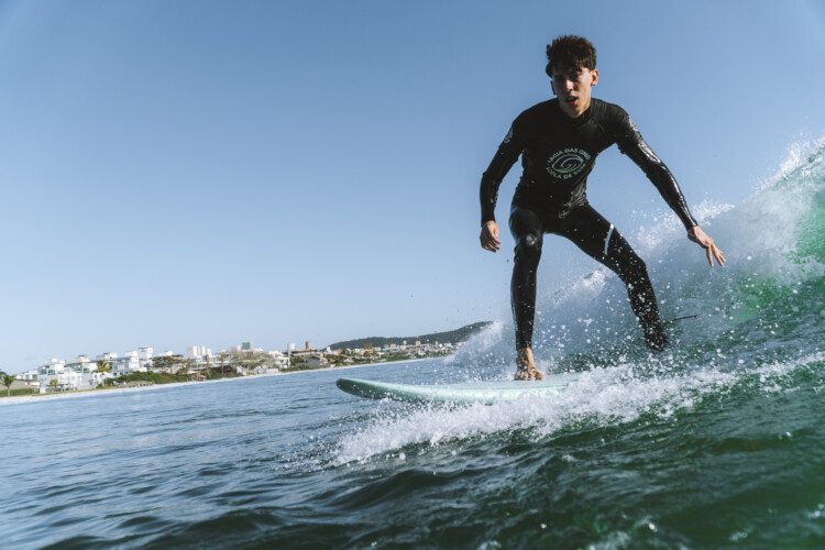 Aulas de surf em bombinhas 5 scaled - Aluguéis de verão em Bombinhas SC